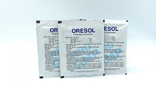 Bé trai hơn 1 tuổi tử vong sau khi uống Oresol, 4 lưu ý cực kỳ quan trọng khi cho trẻ uống Oresol