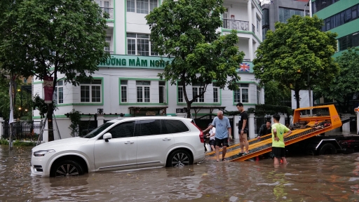 Cần làm gì khi ô tô bị ngập nước trong mùa mưa bão?