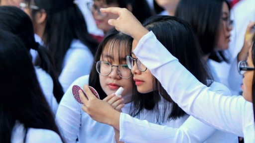 Học sinh trang điểm đi học có nên hay không?