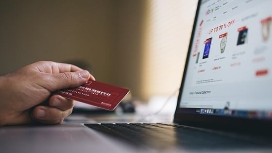 Sống để trả nợ quá khứ: Người trẻ làm sao để tránh bẫy tiêu dùng?