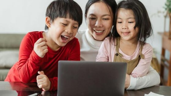 Nuôi dưỡng tư duy sáng tạo cho trẻ từ sớm: Vai trò của cha mẹ trong thời đại công nghệ