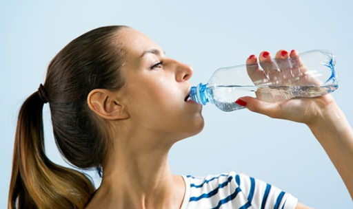 Những loại nước nên tránh uống buổi tối để bảo vệ thận và giấc ngủ