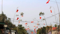 Thú vị ngôi làng treo cờ Tổ quốc trên cây nêu, thấy trồng nêu là thấy Tết