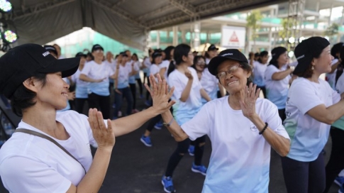 100 bệnh nhân ung thư cùng nhau tập yoga và nhảy flashmob ngoài trời