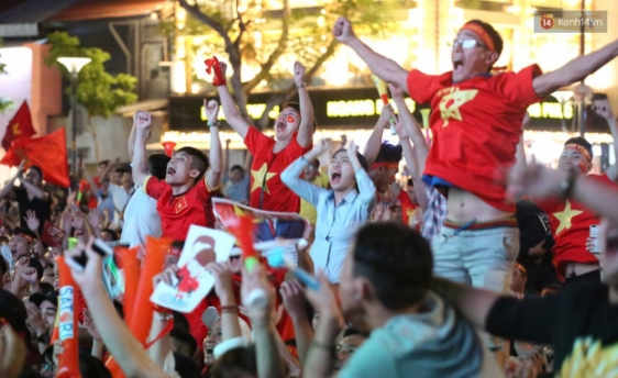 Hàng triệu người ăn mừng đội tuyển Việt Nam vào chung kết AFF Cup sau 10 năm chờ đợi 4