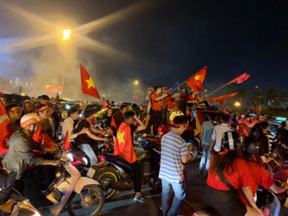 Hàng triệu người ăn mừng đội tuyển Việt Nam vào chung kết AFF Cup sau 10 năm chờ đợi 11