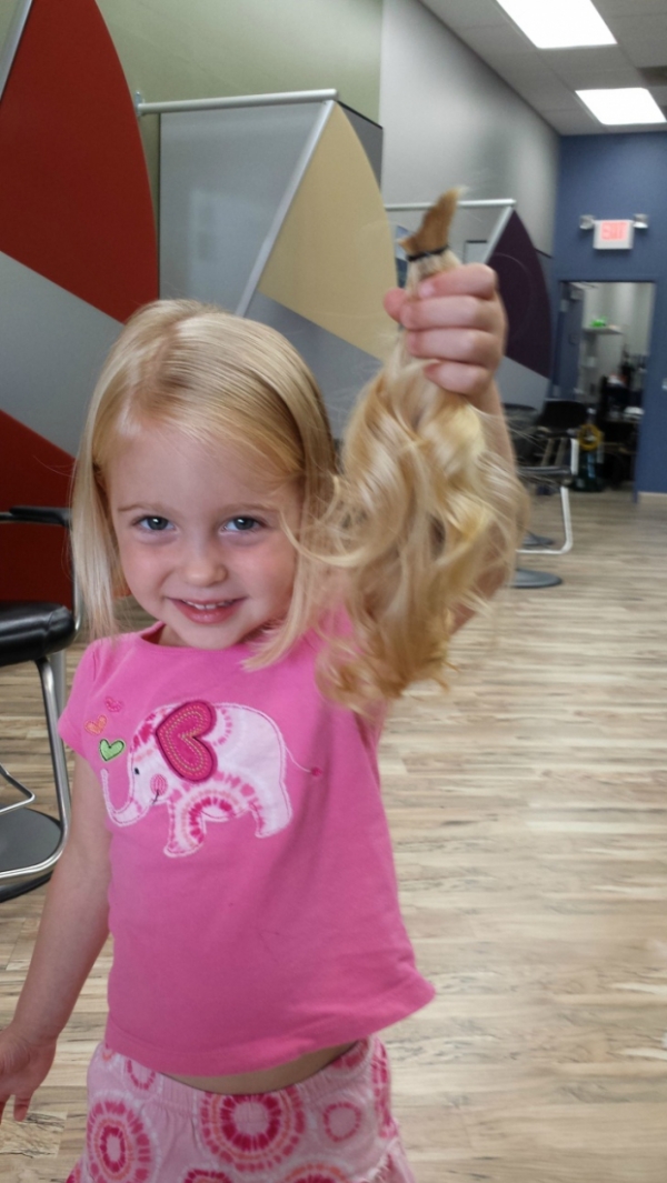   Con gái tôi cắt tóc để quyên góp cho một tổ chức chữa bệnh miễn phí tại địa phương  