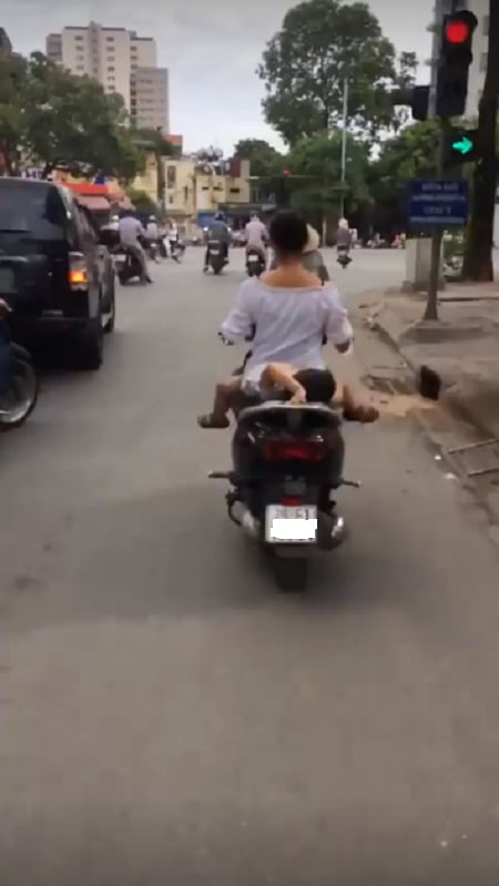 Clip mẹ chở con nằm ngửa trên yên xe máy khiến người đi đường thót tim 0