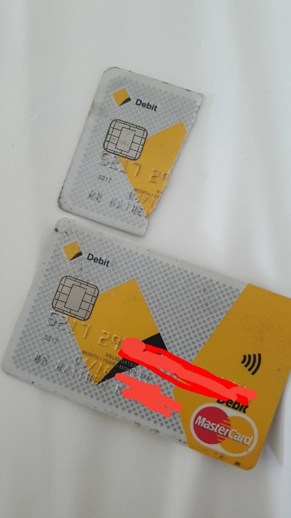   Một người đàn ông Úc đi du lịch qua Hy Lạp, anh tìm thấy thẻ ngân hàng Úc bị loại bỏ bên ngoài khách sạn của mình. Tên, ngày hết hạn và 6 số đầu tiên từ thẻ giống hệt nhau, vì vậy anh phải quay lại phòng của mình, lấy thẻ của anh ta ra và đảm bảo rằng anh ta không bị mất.  