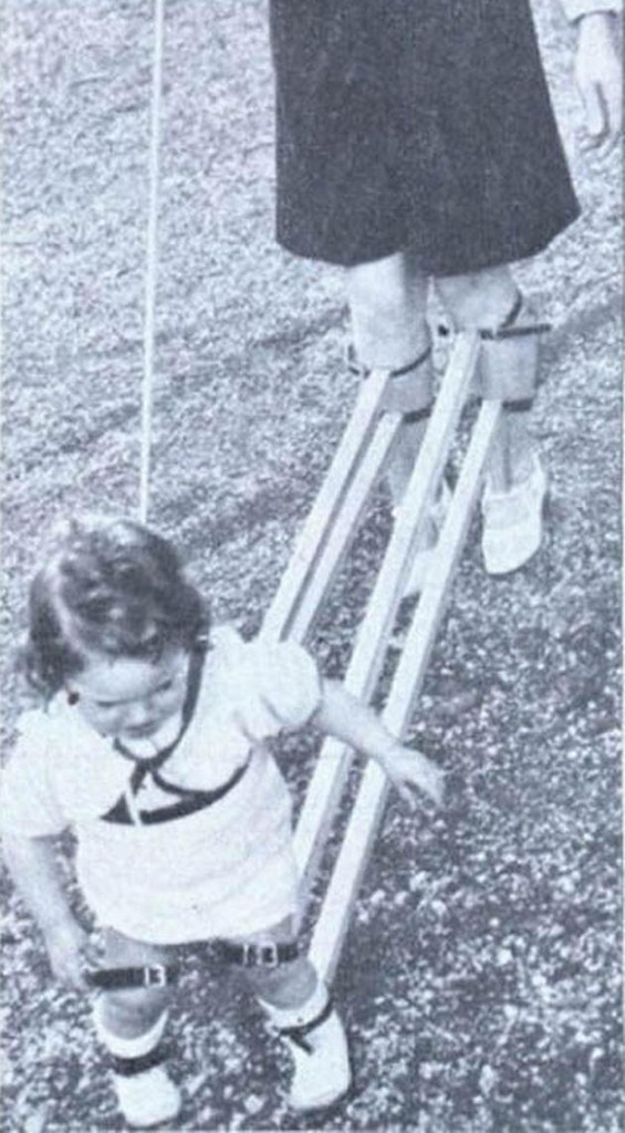   Một thiết bị dạy trẻ cách đi bộ. (Thụy Sĩ, 1939)  