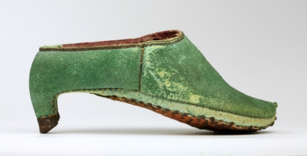   Giày cao gót cho lính Ba Tư Giày cao gót có nguồn gốc từ Ba Tư, và những người lính mặc chúng để dễ dàng đứng yên trong khi đang cưỡi ngựa. Giày kiểu Ba Tư đã được các quý tộc ở Tây Âu ưu chuộng và cho rằng nó rất nam tính.  