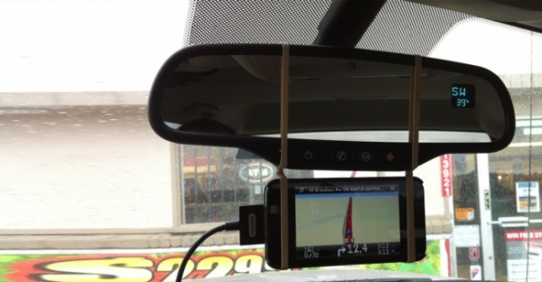   Nếu không có GPS trong ô tô của bạn nhưng có một GPS trong điện thoại thông minh của bạn, bạn biết phải làm gì.  