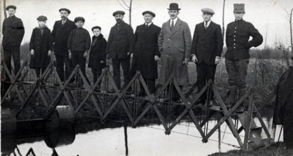   Một cây cầu mở rộng, có khả năng giữ một lượng lớn trọng lượng. Nó được vận chuyển trên một xe đẩy. (Hà Lan, 1926)  