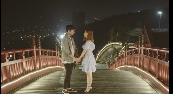 Cây cầu Koi xuất hiện trong cảnh tỏ tình lãng mạn của cặp đôi Ngân - Bình trong phim 