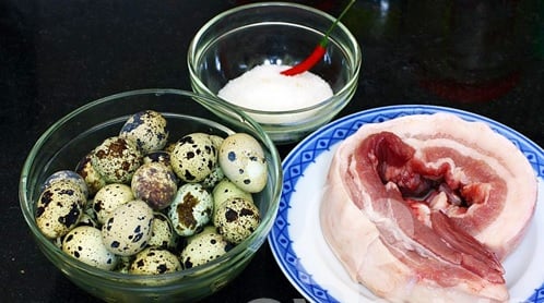 Để làm món thịt kho tàu bạn cần có thịt lợn ba chỉ, trứng cút cùng các loại gia vị quen thuộc