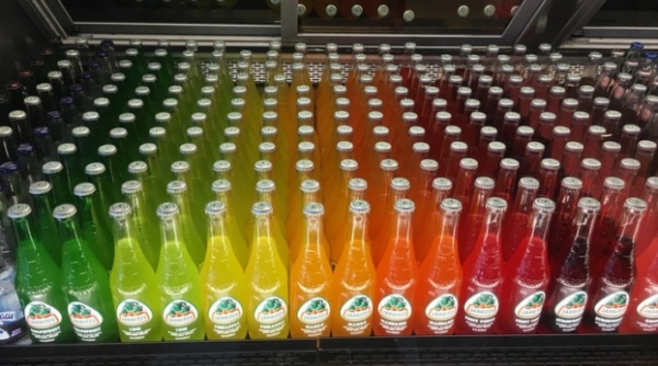  Những chai soda được sắp xếp theo màu sắc trong tủ lạnh  