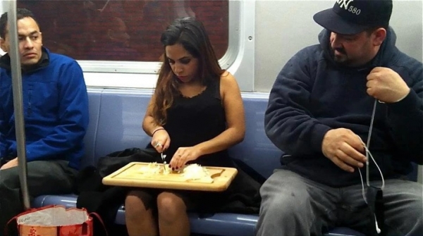 Cô gái thái hành cho bữa tối trên tàu điện