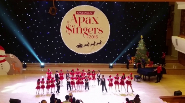   Apax English tổ chức sân chơi ca hát cho các em nhỏ.  