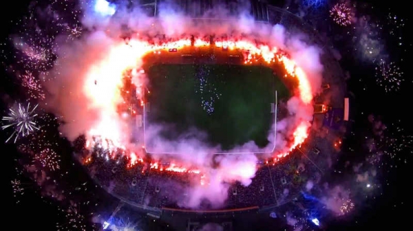 Sân vận động đang đốt pháo sau trận đấu tại Bulgaria (Ảnh chụp từ flycam)