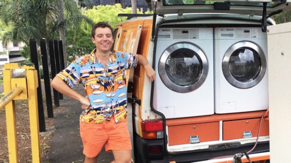   Chàng trai 20 tuổi đã chế một máy giặt di động cho người vô gia cư  