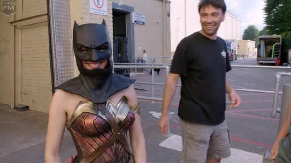 Wonder Woman đeo mặt nạ Batman