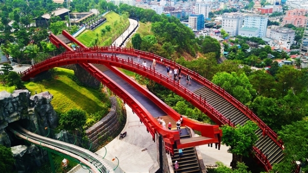 Cầu Koi Cầu Koi có hình bán nguyệt, hai tầng nổi bật như một dải lụa đỏ thắm vắt ngang khu vườn Nhật xanh mướt