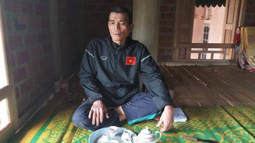   Ông Bùi Văn Khánh, bố đẻ của hai anh em cầu thủ Bùi Tiến Dũng và Bùi Tiến Dụng trong căn nhà sàn đơn sơ mới được xây thêm.  