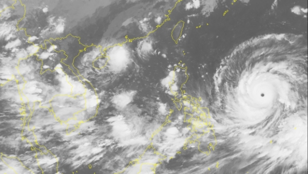   Ảnh vệ tinh về cơn bão số 5 và siêu bão Barijat lúc 2h30 sáng 13/9  