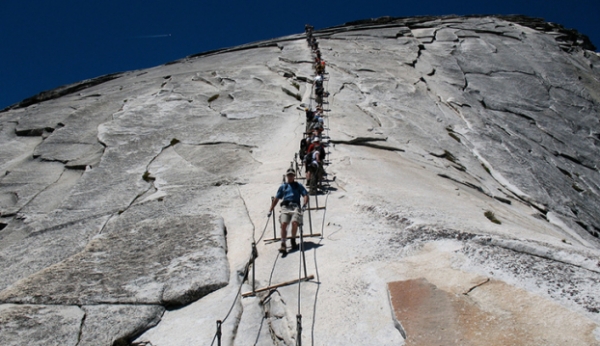   Để chinh phục được đỉnh núi của Vườn quốc gia Yosemite ở California, người ta sẽ phải vượt qua một chuyến đi dọc theo một con đường dài 6 dặm, một phần trong đó được bao bọc bởi một cáp treo. Mỗi khách sẽ được cấp một giấy phép đặc biệt và có không quá 300 du khách mỗi ngày.  