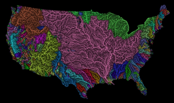   Lưu vực sông của Hoa Kỳ với màu cầu vồng. Được tạo bởi người dùng Imgur Fejetlenfej , một nhà phân tích địa lý và GIS, bản đồ cho thấy sự mở rộng lớn của các lưu vực sông trên toàn quốc. Có 18 lưu vực sông lớn ở 48 tiểu bang của Hoa Kỳ tiếp giáp, nhưng, hiển nhiên từ bản đồ, một khu vực lưu vực lớn cho sông Mississippi, bao gồm các lưu vực thượng nguồn và hạ lưu sông Mississippi, chiếm ưu thế.  