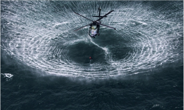   Một chiếc trực thăng tiến đến mặt nước  
