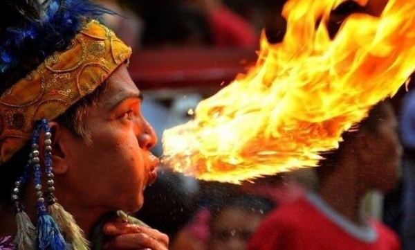   Màn biểu diễn của một nghệ sĩ, nhưng bạn có thấy ngọn lửa trông giống một con rồng lửa đang đối diện với mặt anh ta không?  