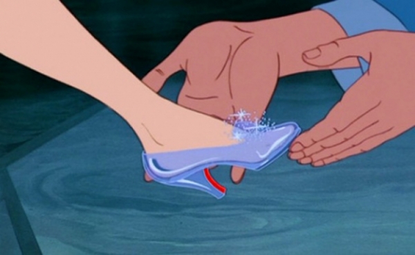   Không có ai khác trong cả vương quốc đi giày cỡ như Cinderella?  