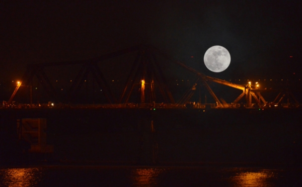   Ánh trăng ở cầu Long Biên mang một vẻ đẹp huyền ảo. Ảnh: Zing  