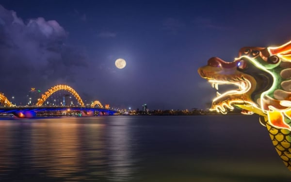   Cầu Rồng là một trong những địa điểm ngắm trăng được nhiều người Đà Nẵng lựa chọn  