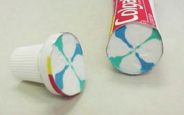 Tuýp kem đánh răng quen thuộc khi bị bổ dọc ra, trông thú vị đúng không nào?