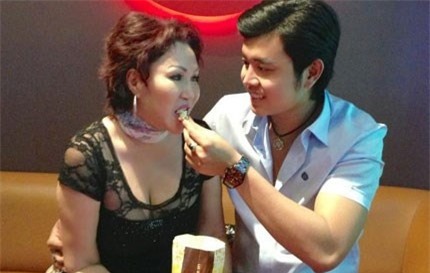   Không chỉ ôm hôn, Vũ Hoàng Việt cùng Yvonne Thúy Hoàng còn bón cho nhau ăn ngay tại chốn đông người  