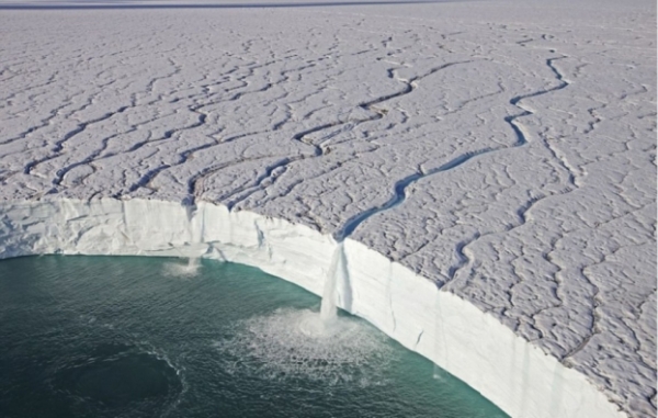   Thác nước ngoài rìa của một sông băng ở Svalbard, Na Uy  