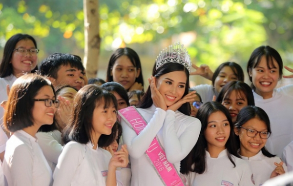 Hoa hậu Trần Tiểu Vy dịu dàng trong tà áo dài nữ sinh về trường cũ dự lễ chào cờ 5