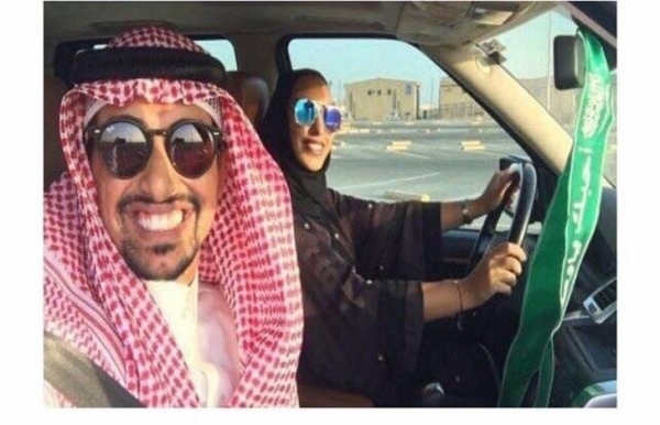 Một người đàn ông Ảrập Xêút đã chia sẻ một bức ảnh về việc anh ta dạy vợ mình cách lái xe