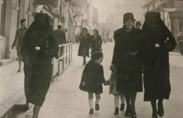   Một người phụ nữ Hồi giáo che ngôi sao màu vàng của người hàng xóm Do Thái với tấm màn che của mình để bảo vệ cô, Sarajevo, 1941.  
