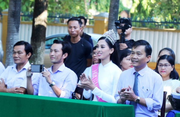 Hoa hậu Trần Tiểu Vy dịu dàng trong tà áo dài nữ sinh về trường cũ dự lễ chào cờ 6