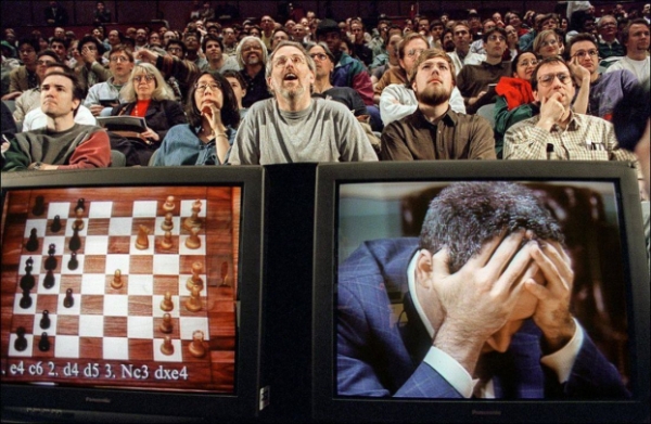   Một máy tính đánh bại một nhà vô địch cờ vua trị vì lần đầu tiên, 1997. Trong trận tái đấu giữa Garry Kasparov và siêu máy tính chơi cờ vua được cập nhật Deep Blue , Deep Blue trở thành hệ thống máy tính đầu tiên đánh bại một nhà vô địch thế giới trị vì trong một trận đấu dưới sự kiểm soát thời gian giải đấu cờ tiêu chuẩn.  