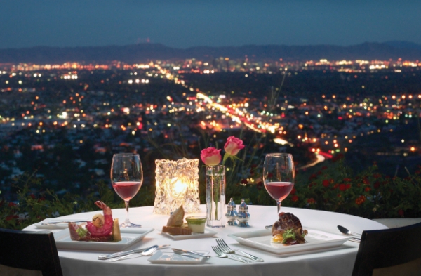   Một bữa tối lãng mạn, ngọt ngào bên “một nửa” yêu thương  