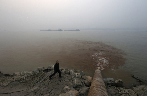 Đây là sông Dương Tử, nơi có một lượng nước thải lớn đang được thực hiện bởi một nhà máy giấy ở An Khánh ở tỉnh An Huy. Ô nhiễm nước đã là mối quan tâm chính đối với Trung Quốc trong một thời gian.