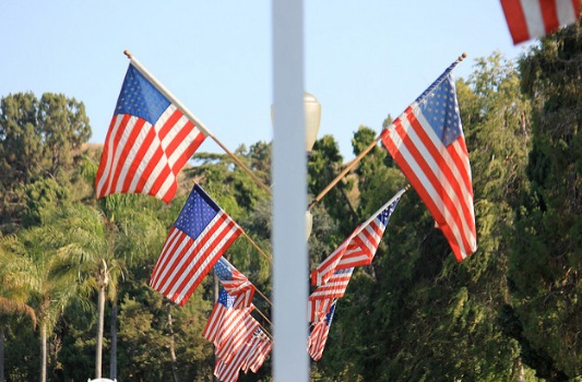   Lá cờ Mỹ được hiển thị ở khắp mọi nơi  