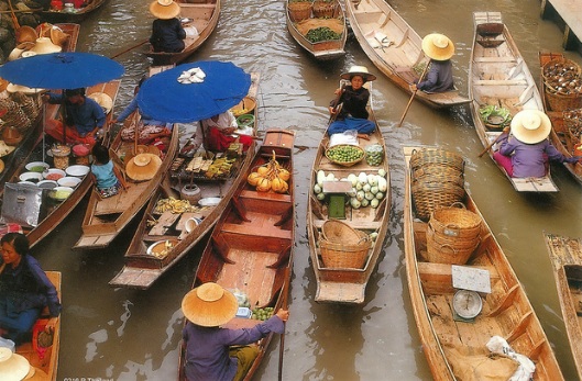   Chợ nổi ở Thái Lan là địa điểm thu hút khách du lịch, nó kỳ lạ, màu sắc và hội tụ nền văn hóa.  
