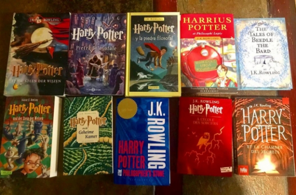   Món quà lưu niệm yêu thích của tôi: mỗi lần tôi đi du lịch đến một đất nước mới, tôi mua một cuốn sách Harry Potter bằng ngôn ngữ đó  