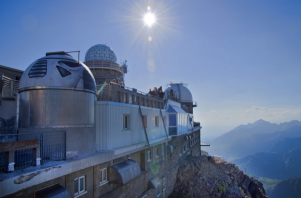   Đài thiên văn này được gọi là Pic du Midi nằm ở dãy núi Pyrenees của Pháp. Để tới được đây, bạn phải đi cáp treo, sau đó leo bậc thang bộ, thời tiết ở đây rất lạnh với gió tuyết.  