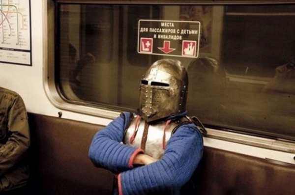   Một chiến binh La Mã đi tàu điện ngầm vì cỗ máy thời gian của anh bị hỏng trên đường về  